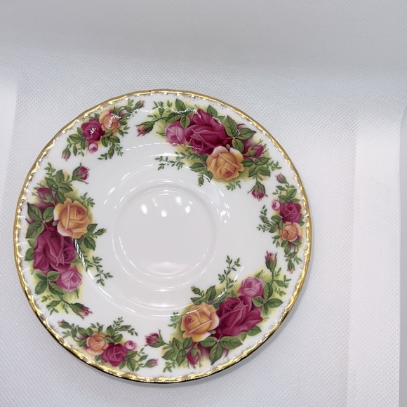 OLD COUNTRY ROSES FOOTED TEACUP AND SAUCER 1962 ROYAL ALBERT BONE CHINA - Picture 5 of 14
